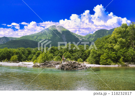 真夏の上高地と白い夏雲 118232817