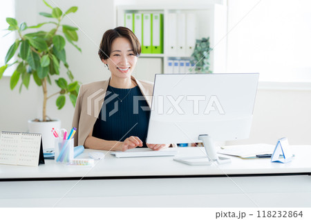 オフィスで働く日本人ビジネスウーマン 118232864