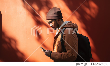 大きなバックパックを背負った若い男性がスマートフォンを見ながら歩く姿を描いたAI生成画像 118232889