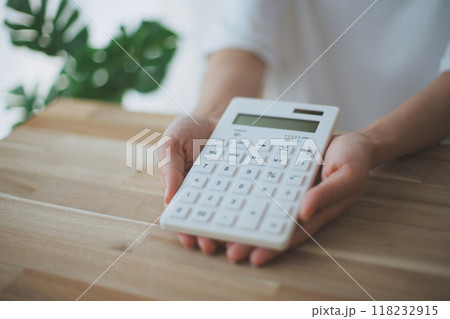 電卓を持つ女性の手元 118232915