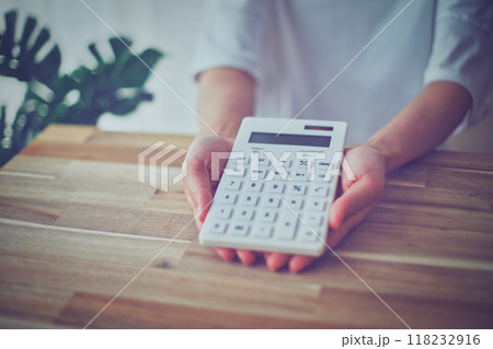 電卓を持つ女性の手元 118232916