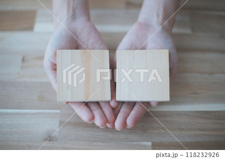 空白の木製ブロックを持つ人の手元 118232926