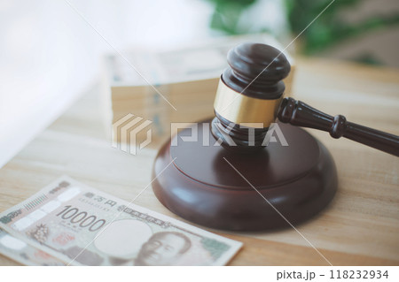 お金とオークションハンマー お金とオークションハンマー 118232934