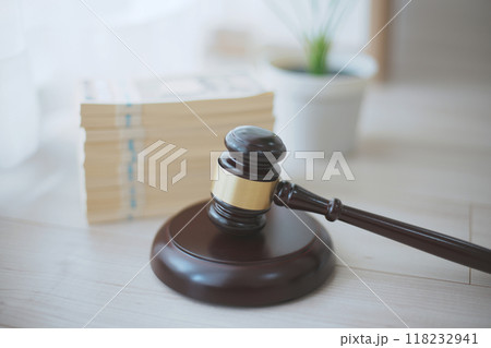 オークションハンマーと日本円の札束 118232941