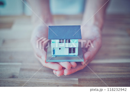 住宅模型を持つ人の手元 住宅模型を持つ人の手元 118232942
