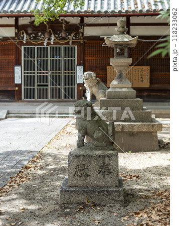 川辺八幡神社の狛犬と石灯籠 118233062