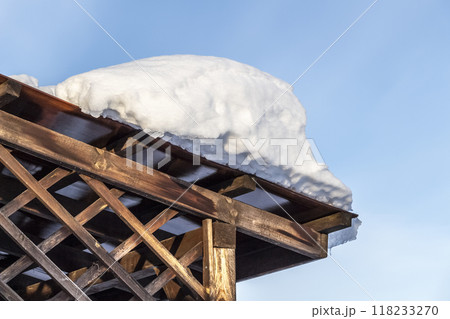 A layer of snow on the roof 118233270