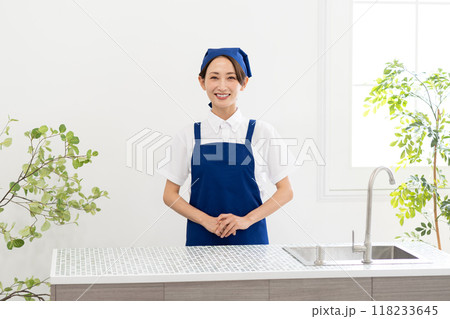 エプロン姿の家事代行サービスの女性 エプロン姿の家事代行サービスの女性 118233645