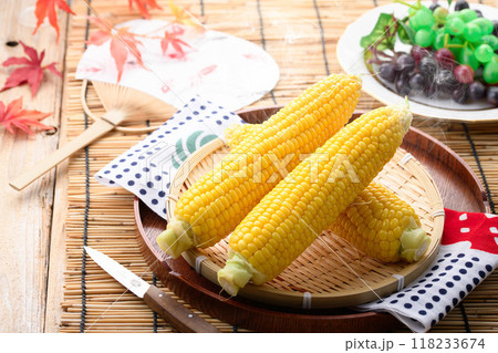 茹でたてのトウモロコシ　（ 茹でトウモロコシ ） 118233674