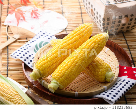 茹でたてのトウモロコシ　（ 茹でトウモロコシ ） 118233682