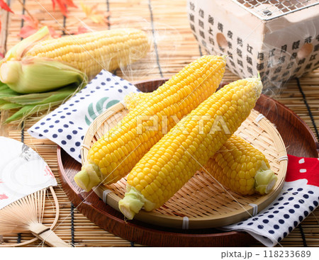 茹でたてのトウモロコシ ( 茹でトウモロコシ ) 茹でたてのトウモロコシ ( 茹でトウモロコシ ) 118233689