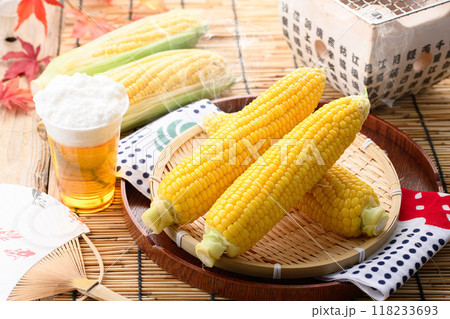 茹でたてのトウモロコシ　（ 茹でトウモロコシ ） 118233693