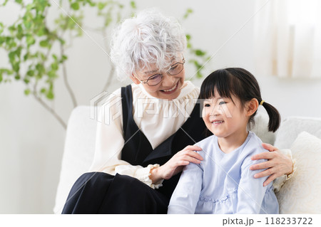 女の子とおばあさんのツーショット ファミリーイメージ 女の子とおばあさんのツーショット ファミリーイメージ 118233722