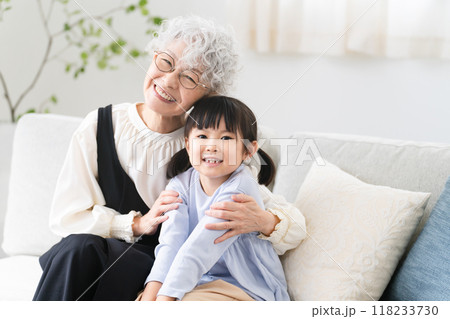 女の子とおばあさんのツーショット　ファミリーイメージ	 118233730