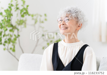 ソファーに座るシニア女性 118233752