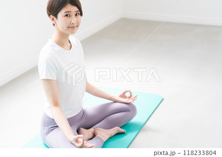 ヨガポーズをする若い女性 健康イメージ ヨガポーズをする若い女性 健康イメージ 118233804
