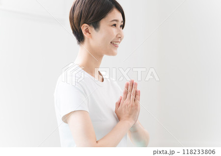 ヨガポーズをする若い女性 健康イメージ ヨガポーズをする若い女性 健康イメージ 118233806