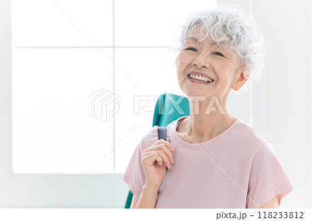 ヨガをするシニア女性　健康イメージ	 118233812