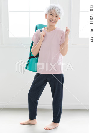 ヨガをするシニア女性　健康イメージ	 118233813