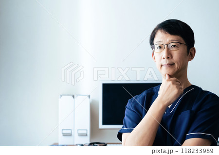 悩む医師 118233989