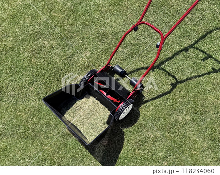 刈高2cmの芝生と手動芝刈り機 118234060