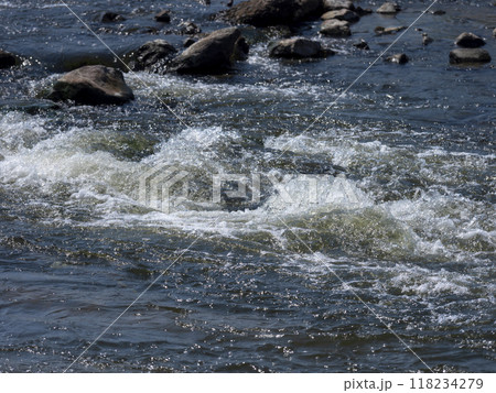 水飛沫が上がる大和川の柏原堰堤 水飛沫が上がる大和川の柏原堰堤 118234279