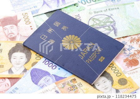 日本のパスポート（一般旅券5年用紺色）と、韓国の通貨ウォンKRWの紙幣を用意して、韓国旅行を計画する 118234475