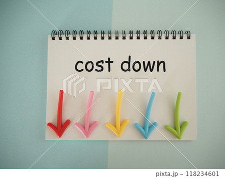 コストダウンの文字と下向きの矢印　コスト削減 118234601