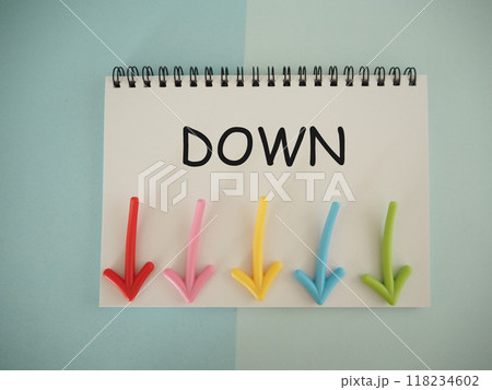 ダウンの文字と下向きの矢印　 118234602