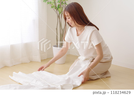洗濯物をたたむ女性 118234629