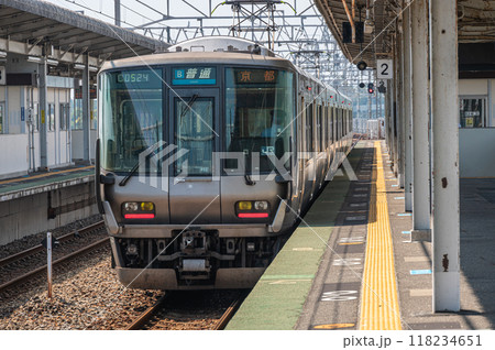 湖西線近江舞子駅に停車中の普通電車　滋賀県大津市 118234651