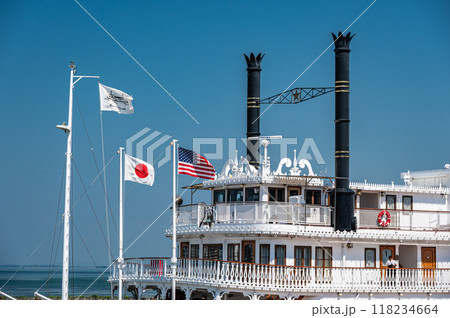 大津港に停泊する観光船ミシガンにはためく日章旗と星条旗　 118234664