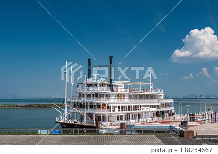 大津港桟橋に接岸する観光船ミシガン　 118234667