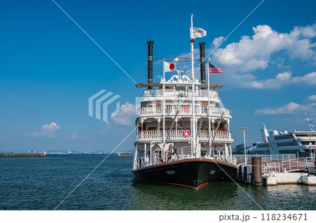 大津港桟橋に接岸する観光船ミシガン 大津港桟橋に接岸する観光船ミシガン 118234671