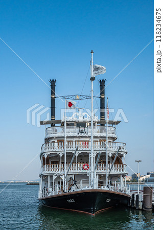 大津港桟橋に接岸する観光船ミシガン 大津港桟橋に接岸する観光船ミシガン 118234675