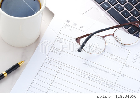 就職活動や転職活動に必要な履歴書を書く 118234956