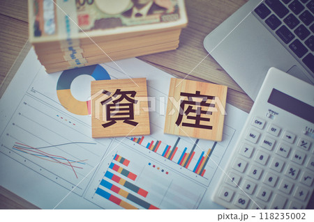 お金と資産の文字 ビジネスイメージ 118235002