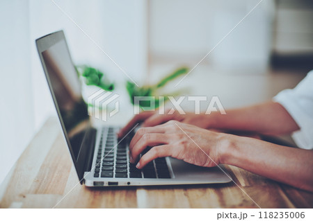 ノートパソコンで仕事をする女性の手元 118235006