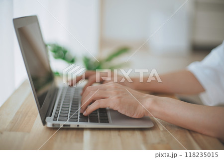 ノートパソコンで仕事をする女性の手元 118235015