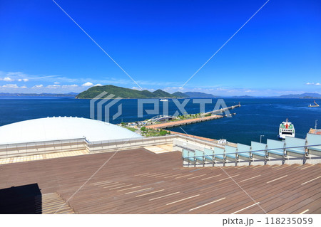 【香川県】快晴の高松港とアリーナ香川と女木島 118235059