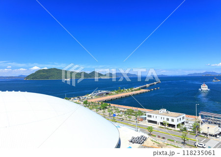 【香川県】快晴の高松港とアリーナ香川と女木島 118235061