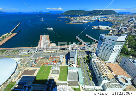 【香川県】快晴の高松港と屋島とアリーナ香川 【香川県】快晴の高松港と屋島とアリーナ香川 118235067