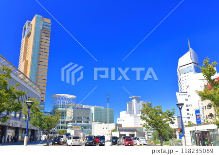 【香川県】快晴のJR高松駅と高松シンボルタワー 118235089