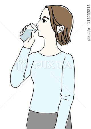 コップの水を飲む女性の横顔 コップの水を飲む女性の横顔 118235218