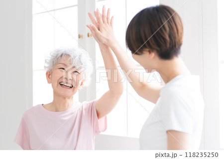 ヨガをする若い女性とシニア女性　健康イメージ 118235250