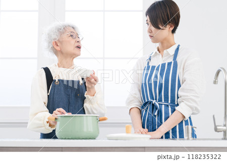 キッチンに立つ若い女性とシニア女性 料理イメージ キッチンに立つ若い女性とシニア女性 料理イメージ 118235322
