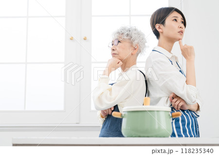 キッチンに立つ若い女性とシニア女性 料理イメージ キッチンに立つ若い女性とシニア女性 料理イメージ 118235340