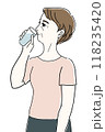 コップの水を飲む横顔の女性のイラスト　シニア　 118235420