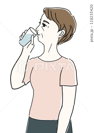 コップの水を飲む横顔の女性のイラスト シニア コップの水を飲む横顔の女性のイラスト シニア 118235420