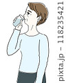 コップの水を飲む横顔の女性のイラスト　シニア　 118235421
